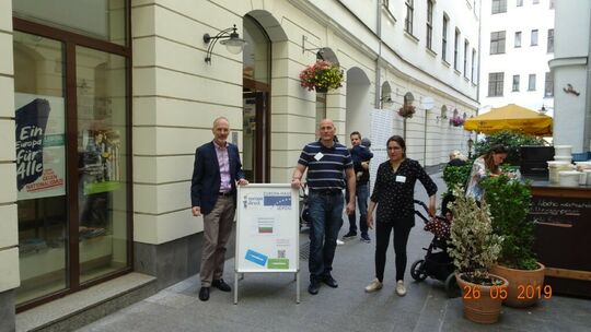 Entrance to the polling station in the craftsman passage with Heiko Schmidt (INNO-CON), Stoyan Mikhailov (Bulgarian embassy) and Rositsa Komitova (election aides)