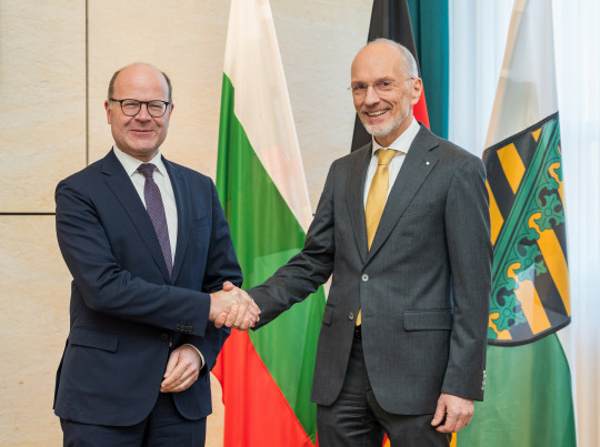 From left to right: Chief of the State Chancellery and State Minister for Federal Affairs and Media Oliver Schenk and Honorary Consul of the Republic of Bulgaria Dipl.-Ing. Heiko Schmidt, Source: State Chancellery of Saxony