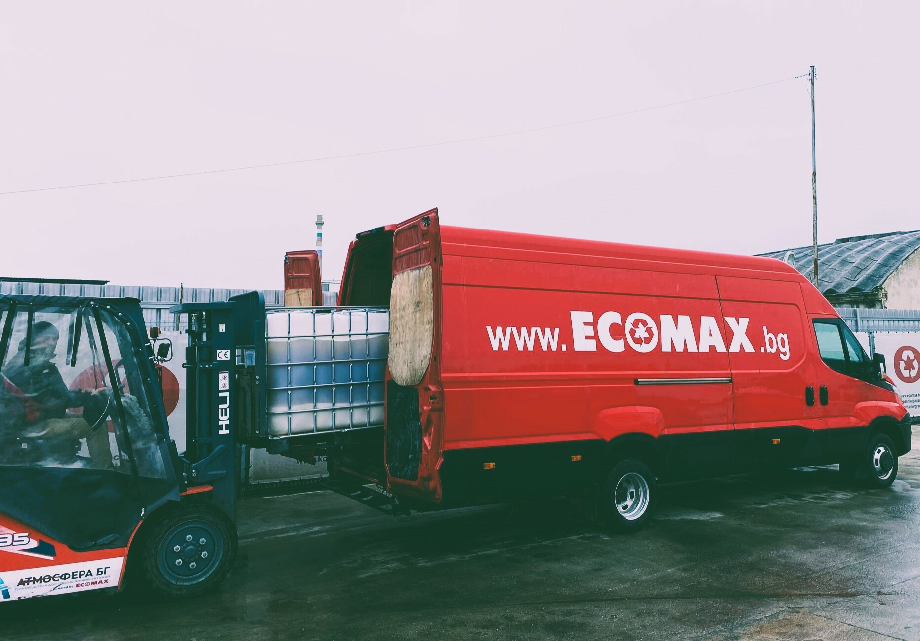 Транспортьор на Ecomax е натоварен с контейнер IBC (Intermediate Bulk Container). 