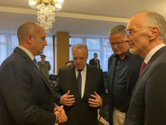 Der Bulgarische Präsident Rumen Radev mit dem Vorsitzenden des DBF, Botschafter Dr. Volker Berresheim und den Vorständen Dr. Hans-Jörg Grundmann und Heiko Schmidt